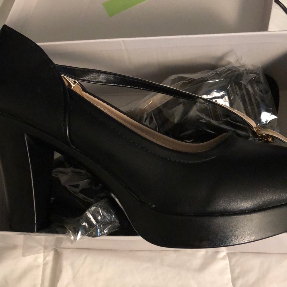 Size 8-8.5 never worn straight from package